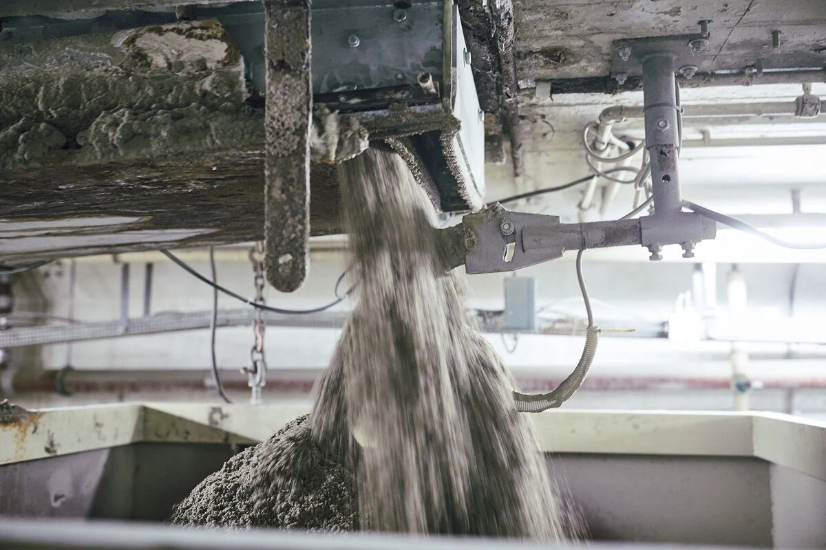 Dosing stage moisture measurement